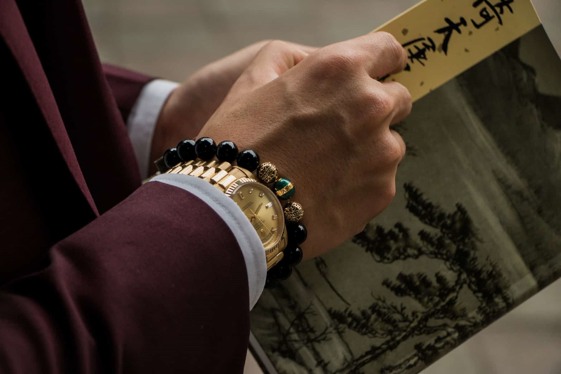 men's bracelet guide, how to wear men's bracelet, men wearing bracelet, bracelet on men, men's bracelet guide, men's beaded bracelet guide, types of men's bracelet, why should men wear bracelet, men's bracelet tips,