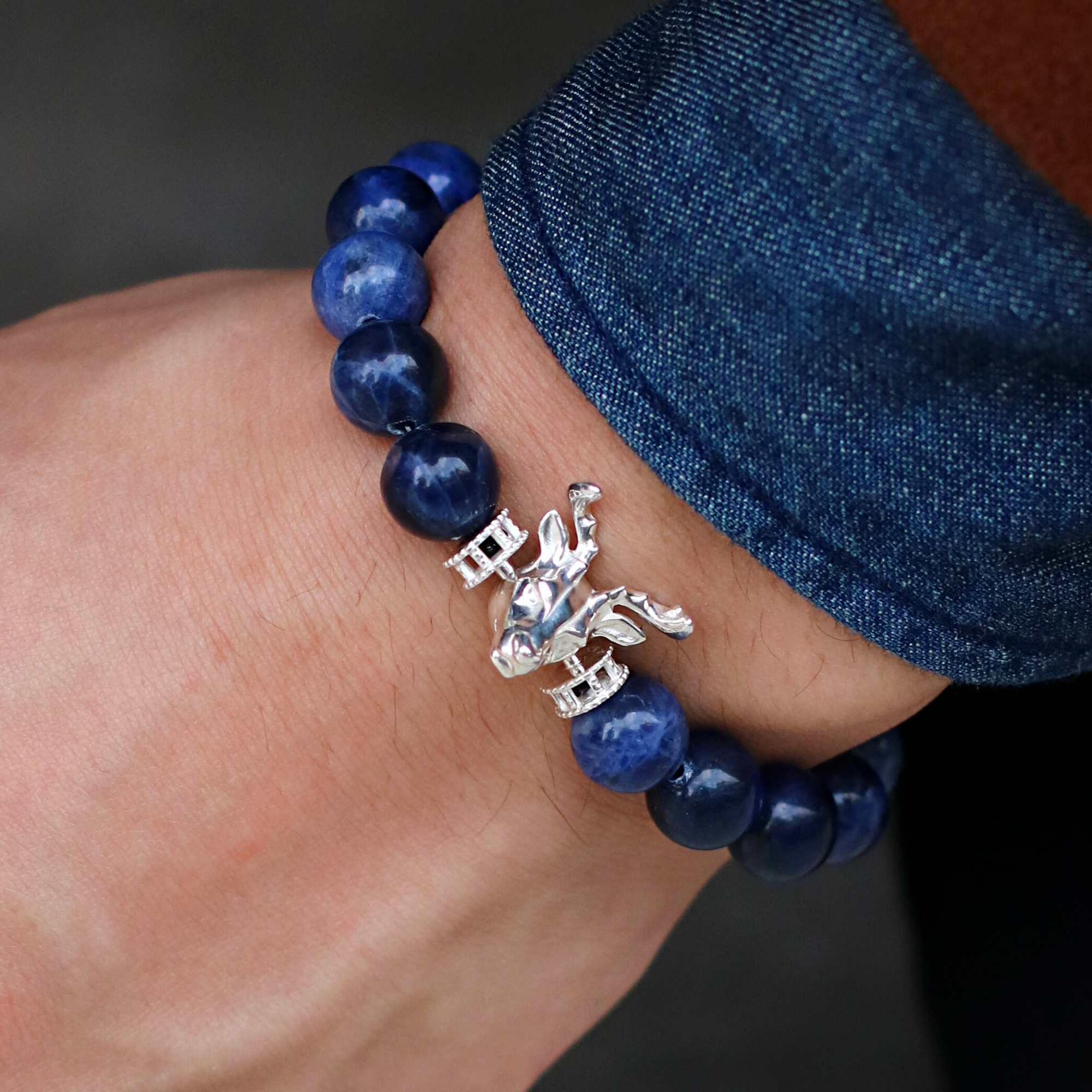 Made with 925 sterling silver, we incorporated the iconic Bucks Head Mascot, Bango, into a real animation and come up with this men's beaded bracelet for the authentic Milwaukee Bucks aficionado.