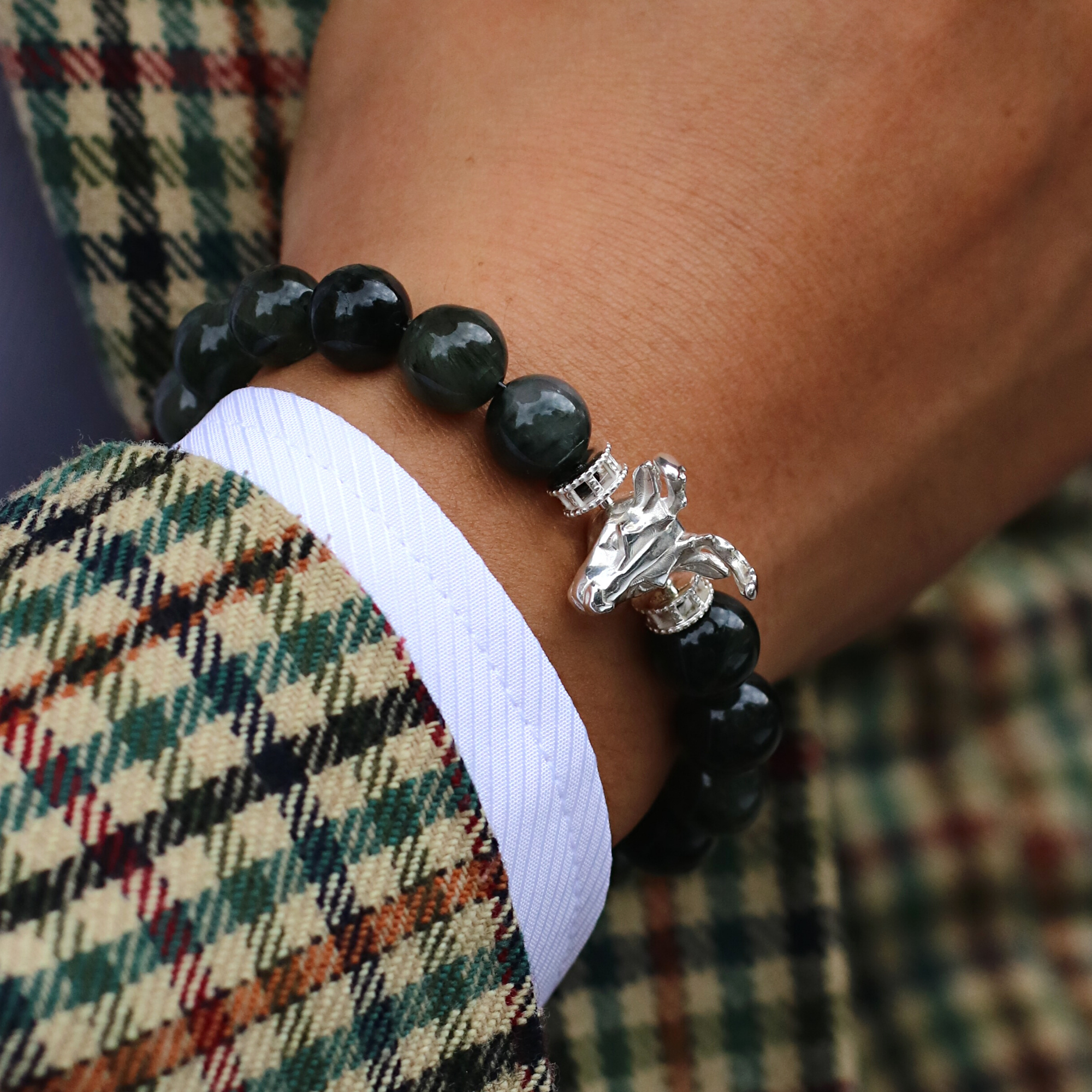 Made with 925 sterling silver, we incorporated the iconic Bucks Head Mascot, Bango, into a real animation and come up with this men's beaded bracelet for the authentic Milwaukee Bucks aficionado.