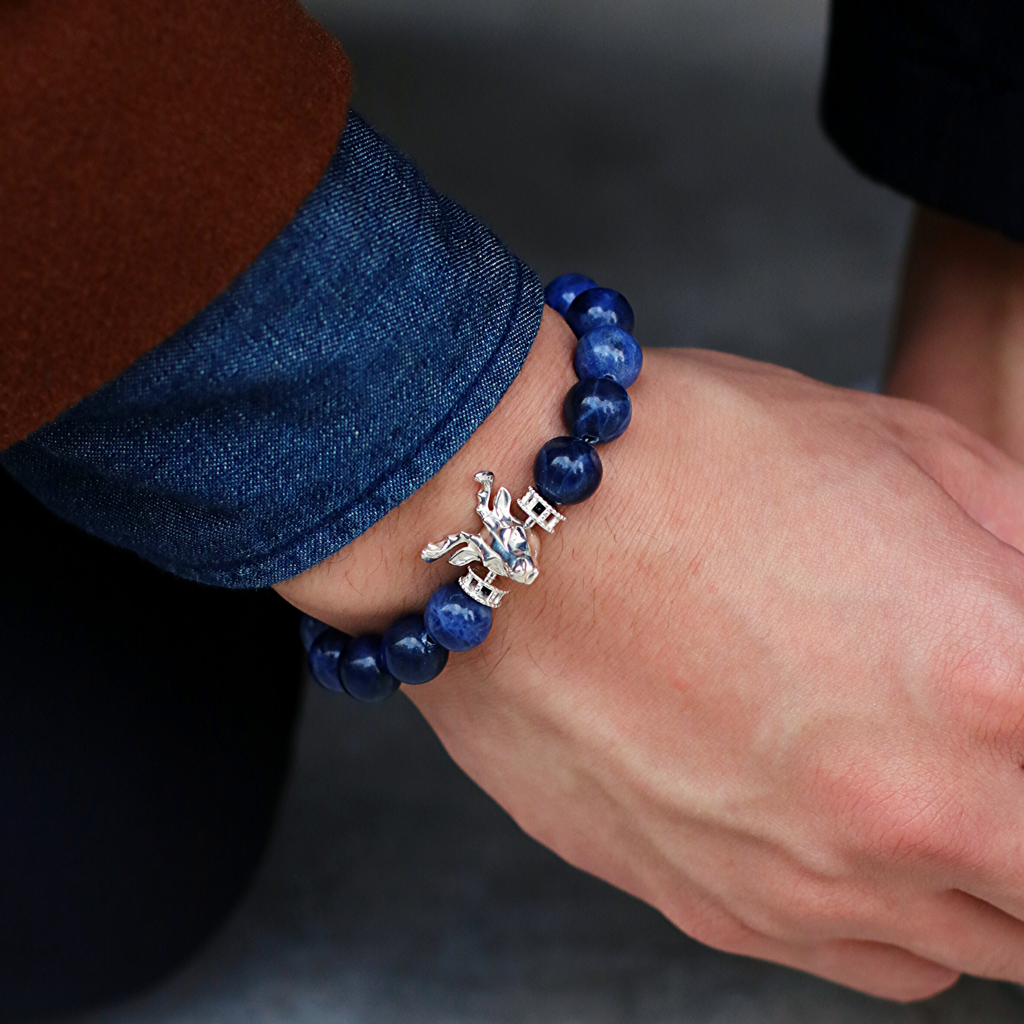 Made with 925 sterling silver, we incorporated the iconic Bucks Head Mascot, Bango, into a real animation and come up with this men's beaded bracelet for the authentic Milwaukee Bucks aficionado.