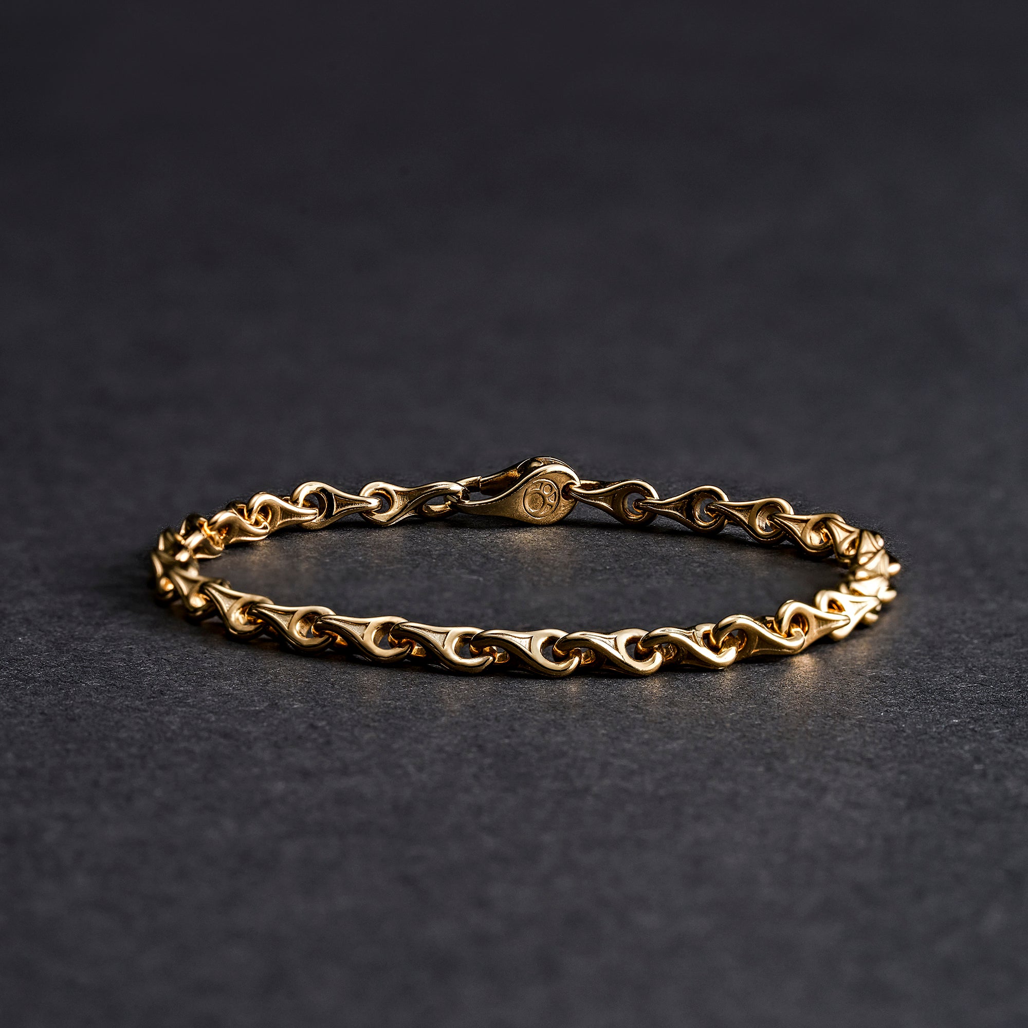 gold chain bracelet for men, teardrop bracelet, azuro republic unique teardrop bracelet. Azuro republic crafts the finest teardrop gold bracelets for men.