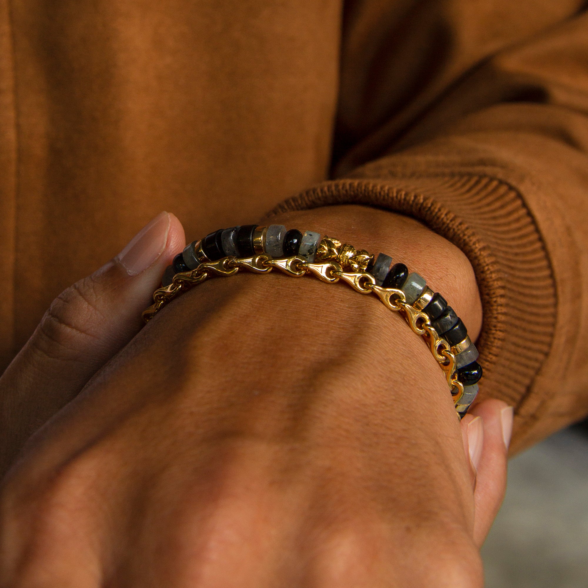 gold chain bracelet for men, teardrop bracelet, azuro republic unique teardrop bracelet. Azuro republic crafts the finest teardrop gold bracelets for men.