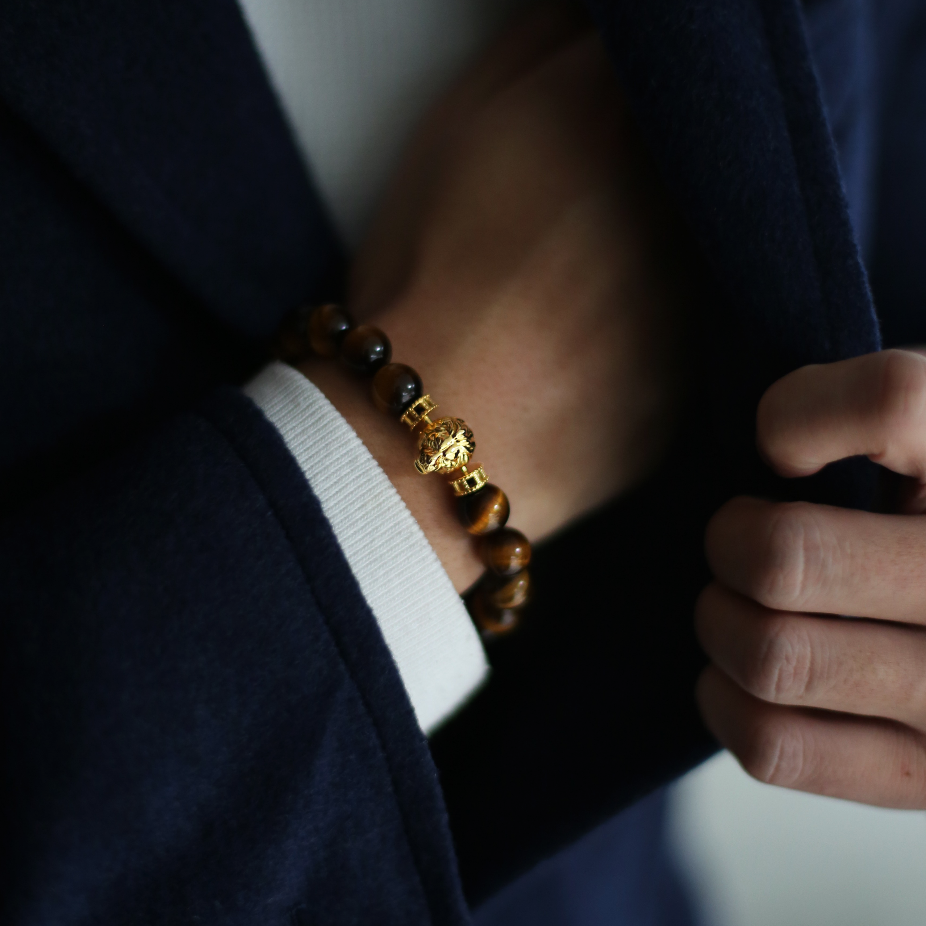 The king of the jungle. The gold lion head charm is made to impress. Men's lion bracelet with gemstone crystals highlights the detail of the lion jewellery and the custom handcrafted finishing brings the vividness of the lion jewellery. Azuro Republic lion bracelet is a silver bracelet with 925 silver plated with 3 microns 24k gold.