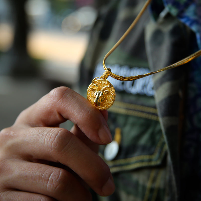 The gold deer pendant necklace for men is a unique existing. The idea of the creation originated from Milwaukee, Wisconsin. A masculine figure in the wild forest takes a confident man to master this gold deer pendant. A men's gold pendant is more than a piece of jewelry but a statement of what you have achieved.