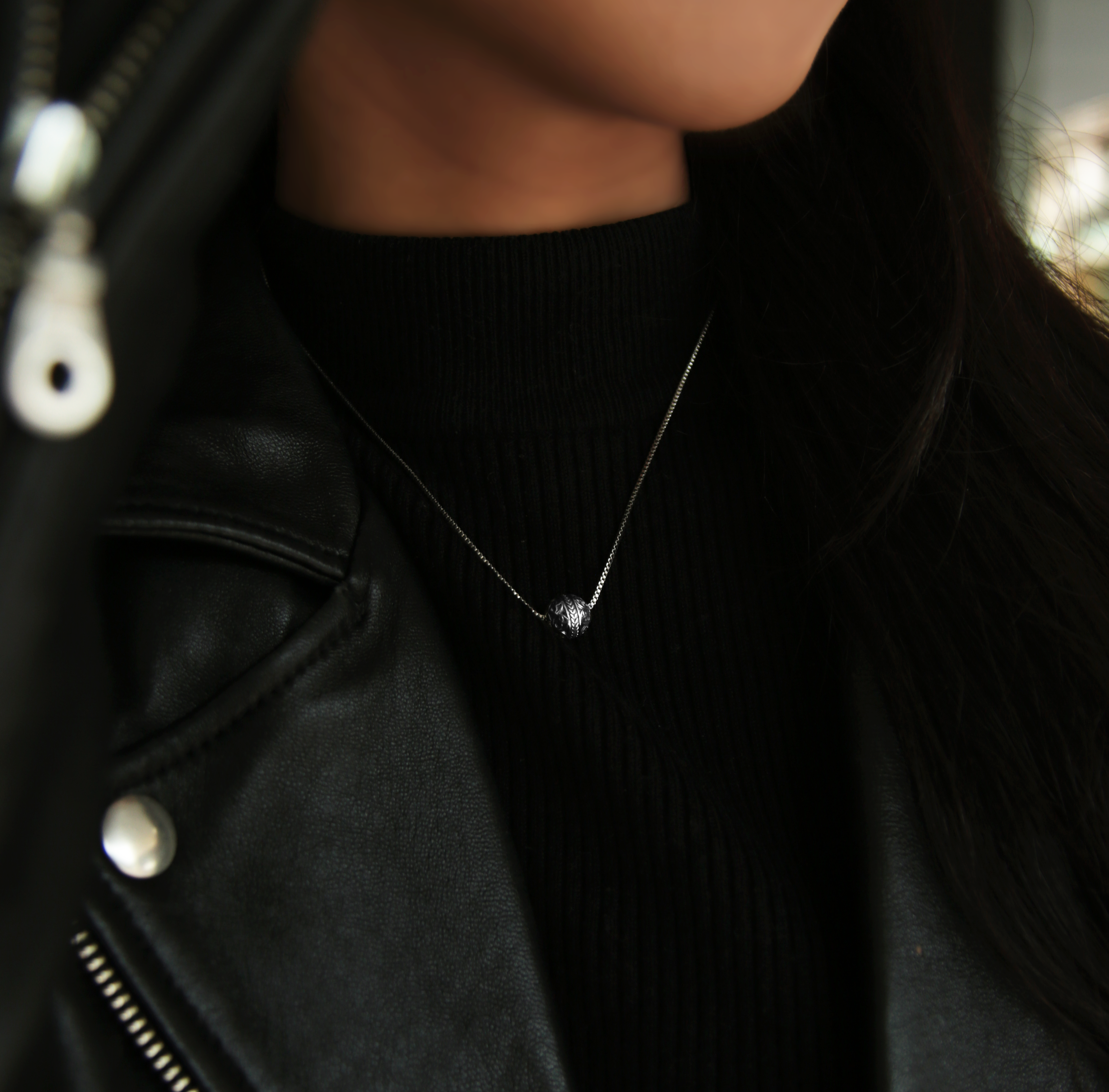 women necklace is one of the most popular accessories for women. Silver necklaces with beads or designs can represent the unique styles for women. Custom silver women necklace with handcrafted silver jewelry is sophisticated and stylish. With a stainless steel necklace, you can custom your women necklace.