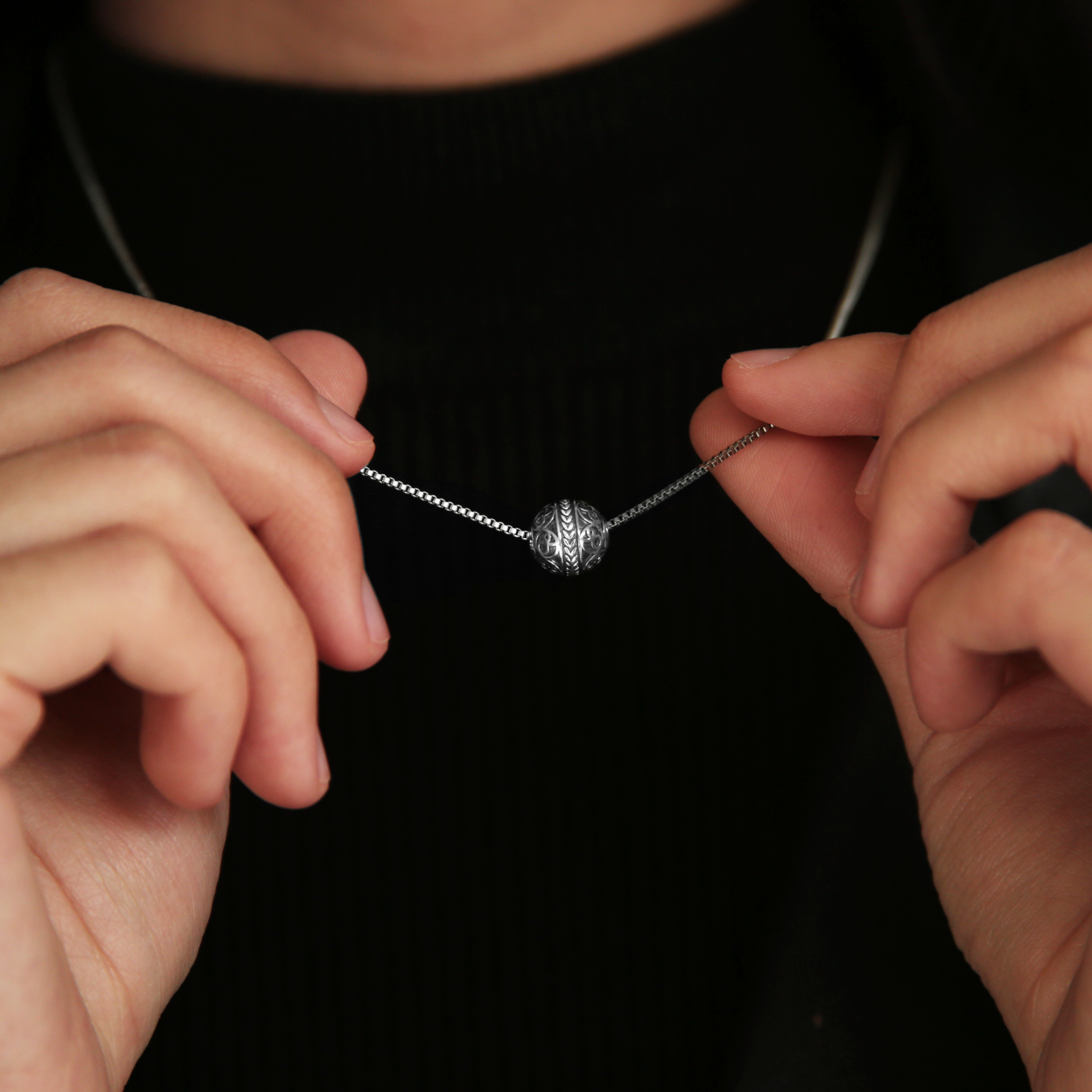 women necklace is one of the most popular accessories for women. Silver necklaces with beads or designs can represent the unique styles for women. Custom silver women necklace with handcrafted silver jewelry is sophisticated and stylish. With a stainless steel necklace, you can custom your women necklace.