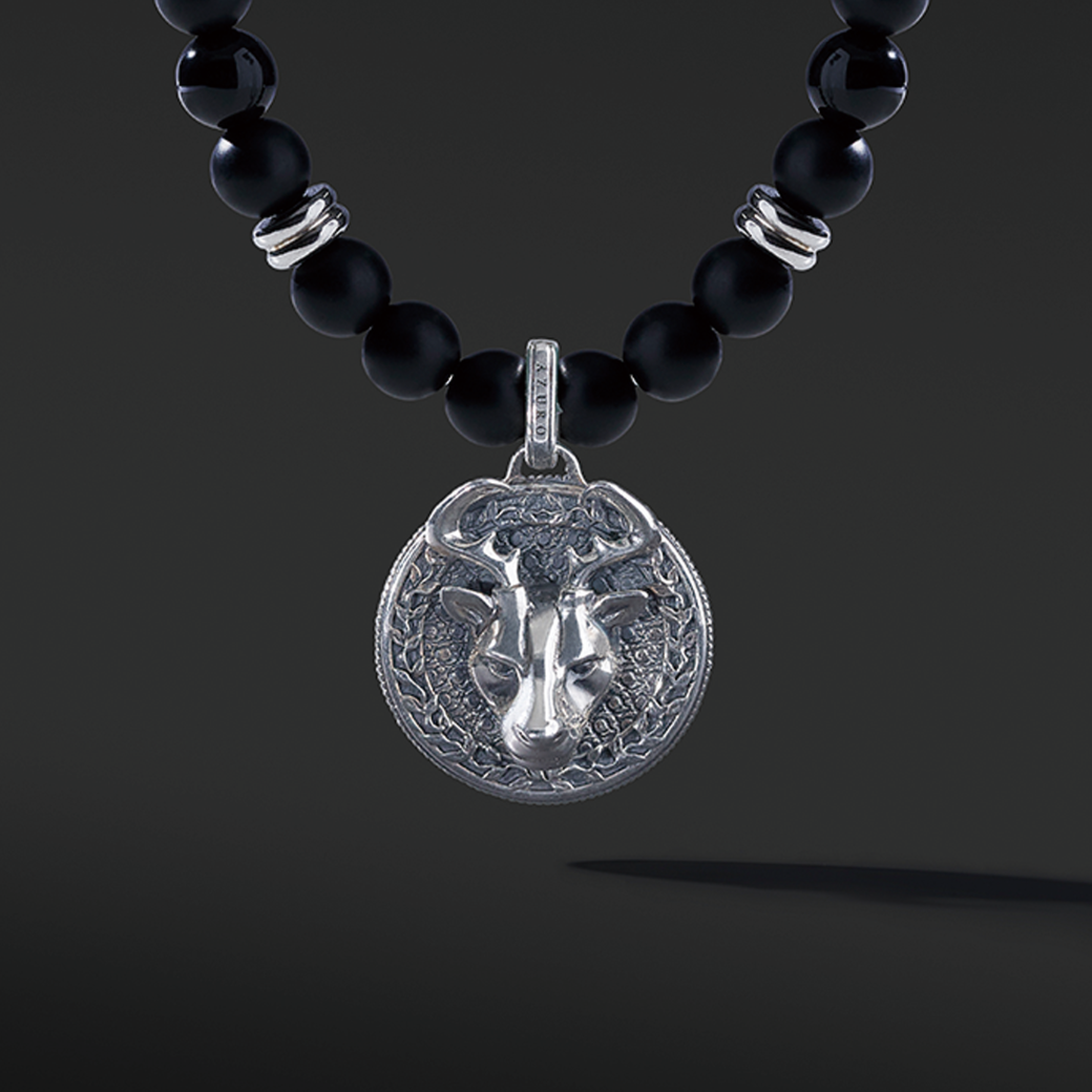 Obsidian men's pendant necklace is one of the popular men's beaded necklaces. Black Obsidian pendant necklace goes with every style, and the men's pendant brings in a solid statement. Silver pendant necklaces for men with oxidization show dominant masculinity.