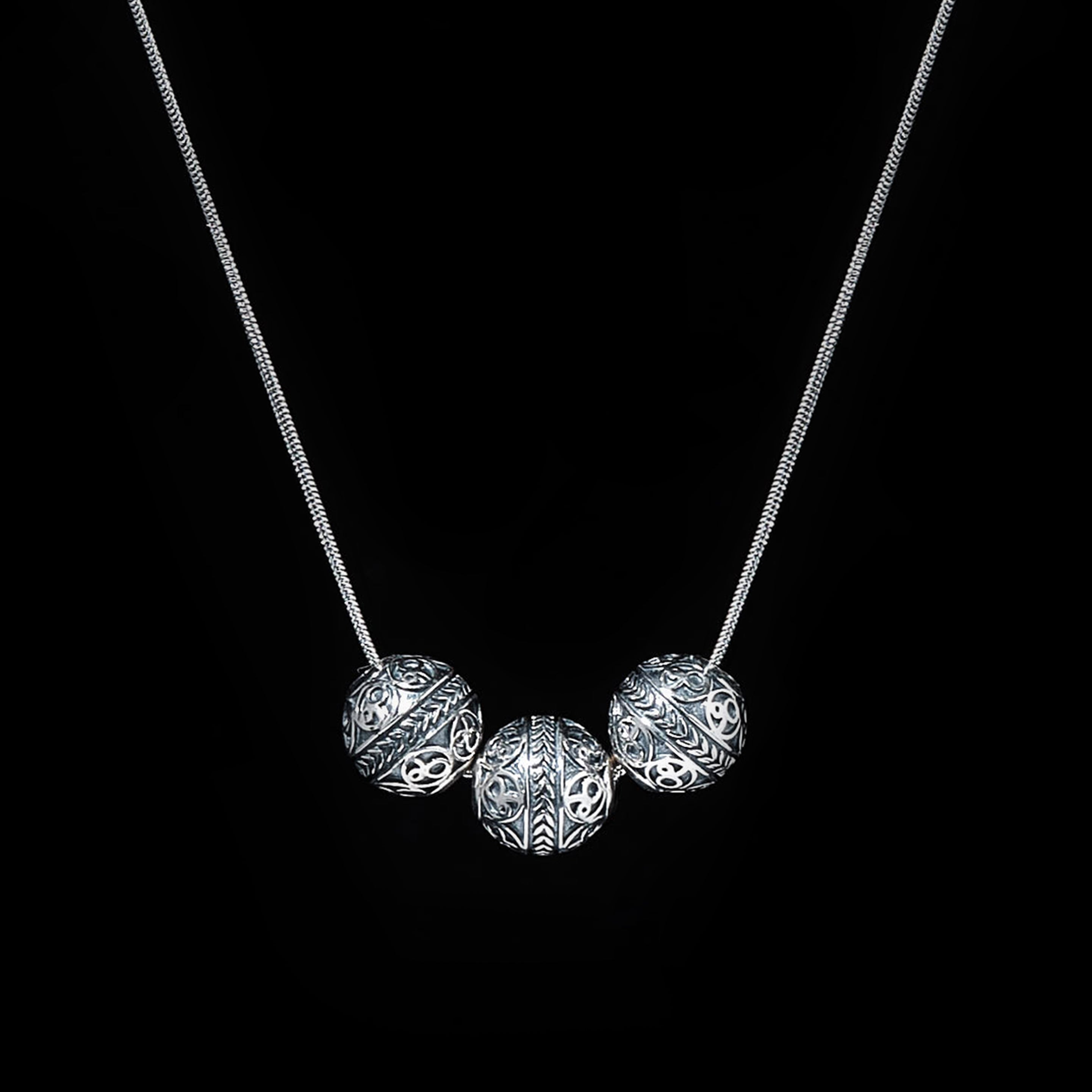 Men's necklace is one of the most popular accessories for men. Silver necklaces with beads or designs can represent the unique styles for men. Custom silver men necklace with handcrafted silver jewelry is sophisticated and stylish. With a stainless steel necklace, you can custom your men's necklace.