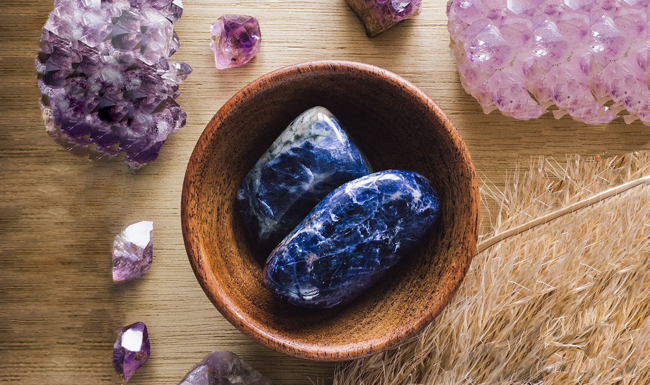 Sodalite meaning, sodalite chakra, crystals meaning, crystal and their meaning, crystal powers, sodalite healing properties, sodalite crystals