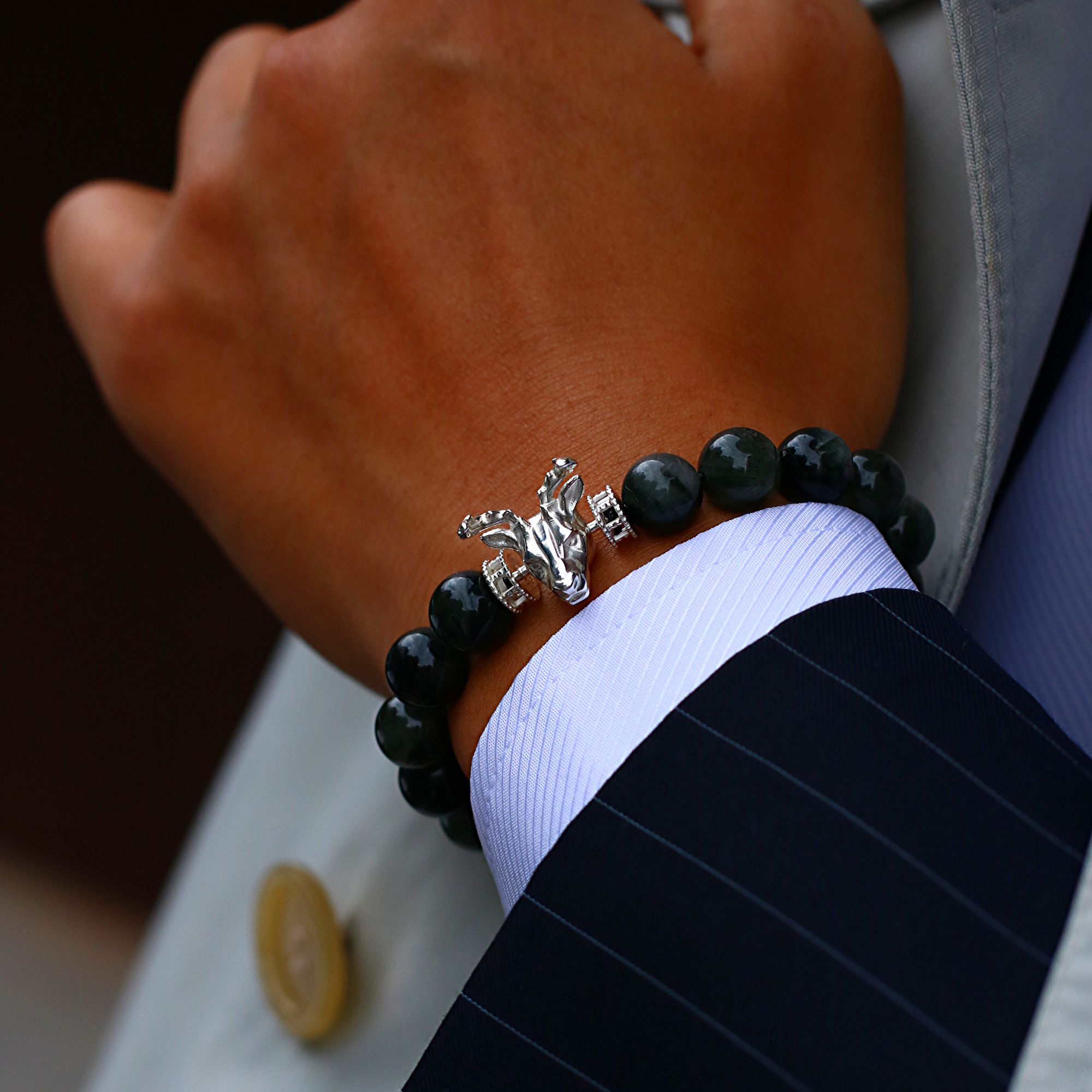 Made with 925 sterling silver, we incorporated the iconic Bucks Head Mascot, Bango, into a real animation and come up with this men's beaded bracelet for the authentic Milwaukee Bucks aficionado. 