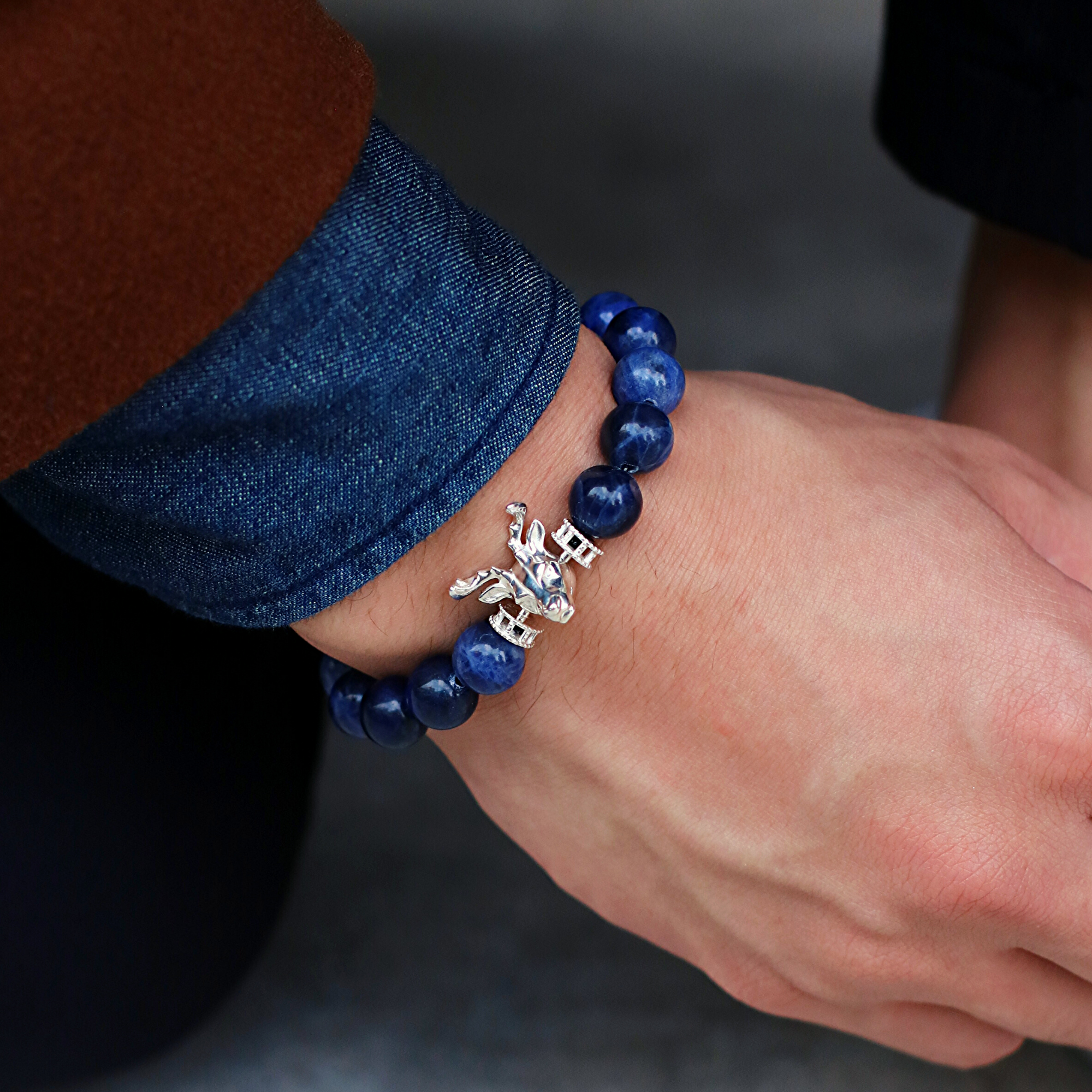 Made with 925 sterling silver, we incorporated the iconic Bucks Head Mascot, Bango, into a real animation and come up with this men's beaded bracelet for the authentic Milwaukee Bucks aficionado. 