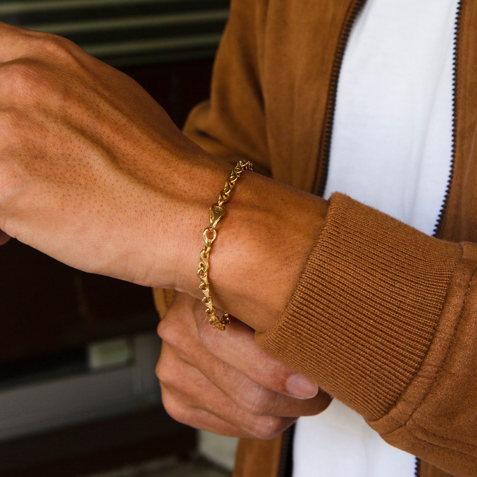 gold chain bracelet for men, teardrop bracelet, azuro republic unique teardrop bracelet. Azuro republic crafts the finest teardrop gold bracelets for men. 