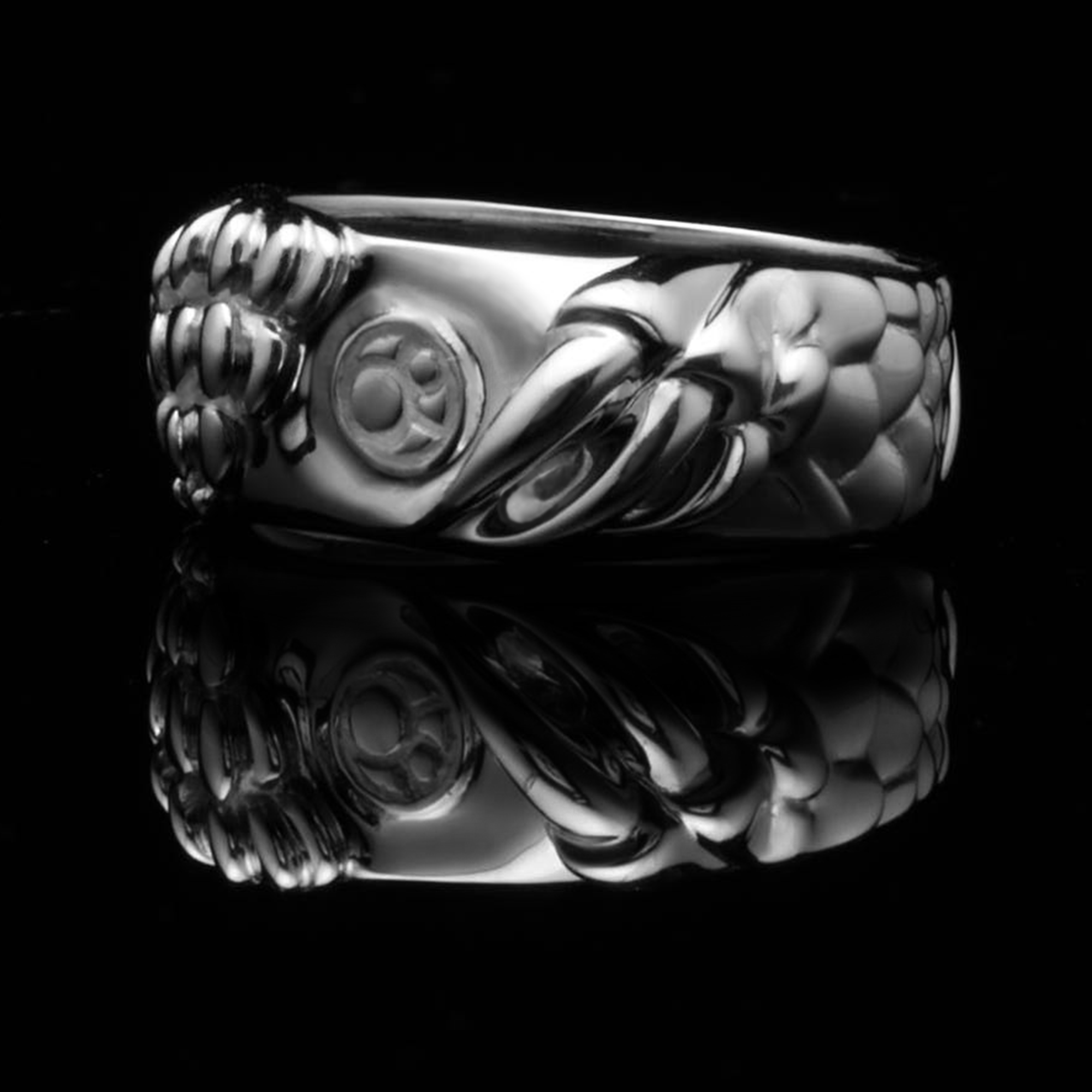 Dragon Claw Ring is an iconic ring collection in Azuro Republic. Handcrafted over 70 hours on solid silver creates a one-of-a-kind men's Wing Ring. Dragon Claw Ring can mix with our classic snake chain into an Dragon Claw Necklace. If you are looking for a handcrafted Dragon Claw Ring of top quality, you should not miss Azuro Republic men's Ring & Necklace collection.