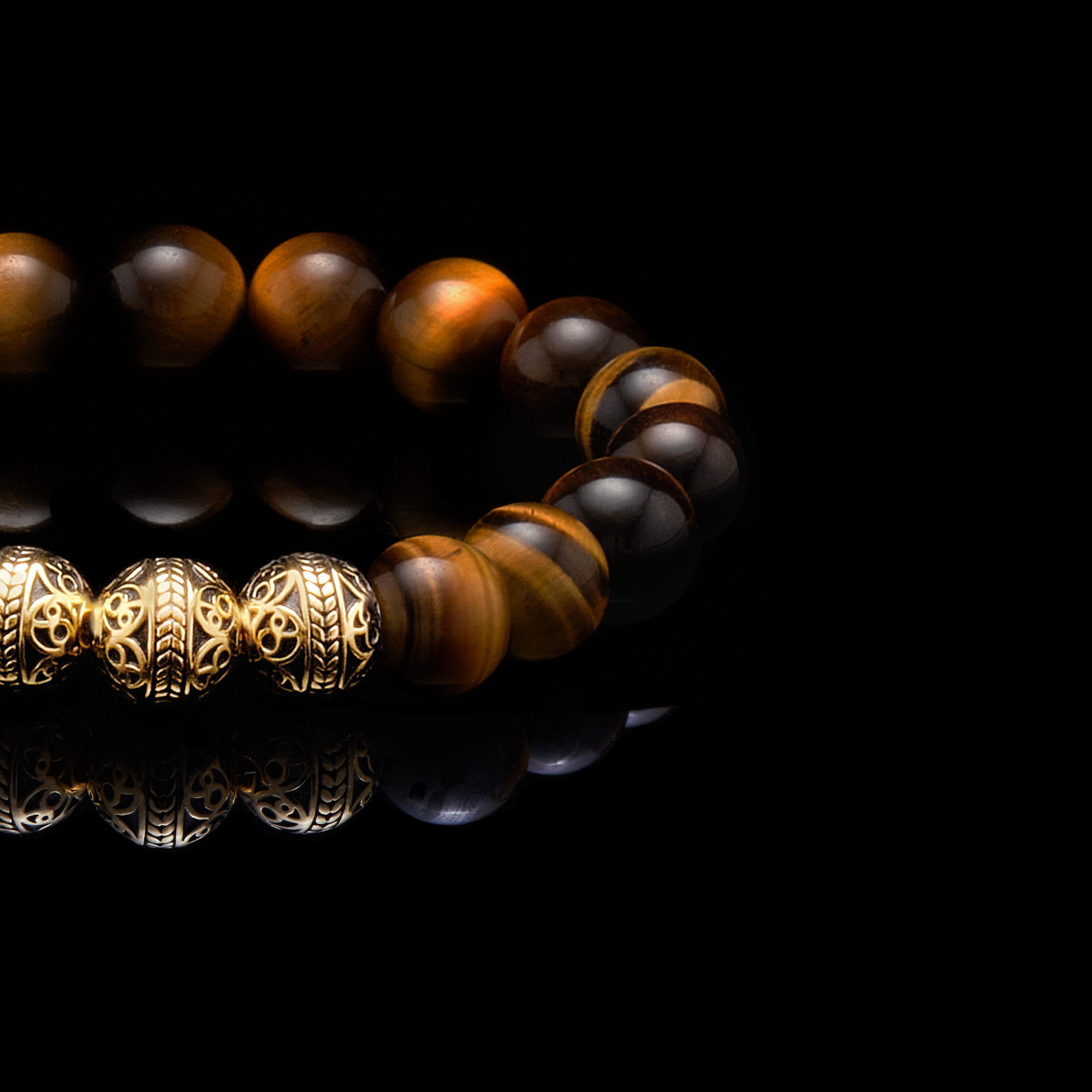 We bring you the Gold Classic Tiger Eye bracelet, a men's beaded bracelet, made for those men in leadership positions, as the tiger eye stone helps you stay centered and calm despite the ups and downs. This Tiger Eye beaded bracelet with a touch of gold is the men's beaded bracelet to have with you when there is an important decision to be made, as the tiger eye stone will balance your inner self and you will accept whatever life throws at you.