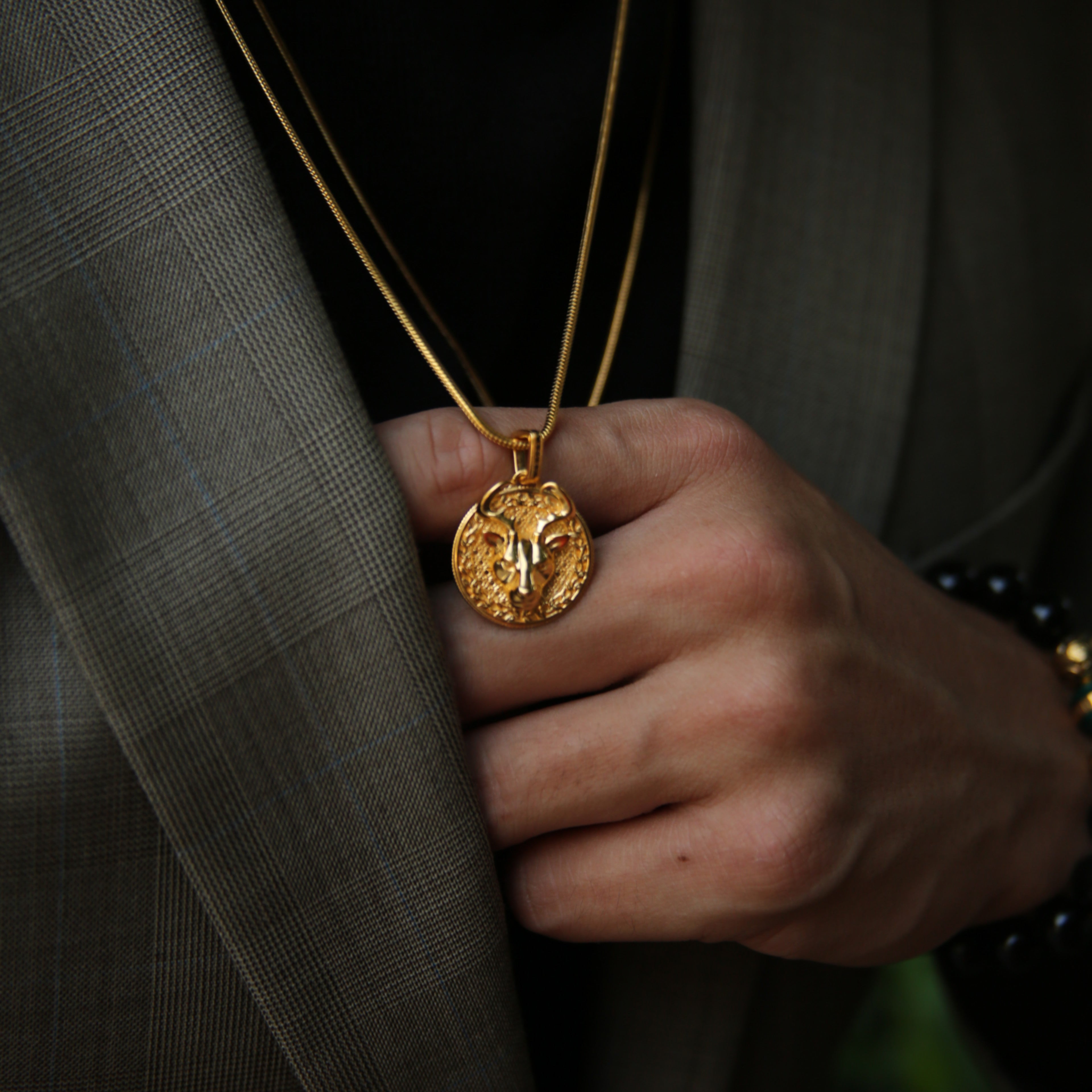 The gold deer pendant necklace for men is a unique existing. The idea of the creation originated from Milwaukee, Wisconsin. A masculine figure in the wild forest takes a confident man to master this gold deer pendant. A men's gold pendant is more than a piece of jewelry but a statement of what you have achieved.