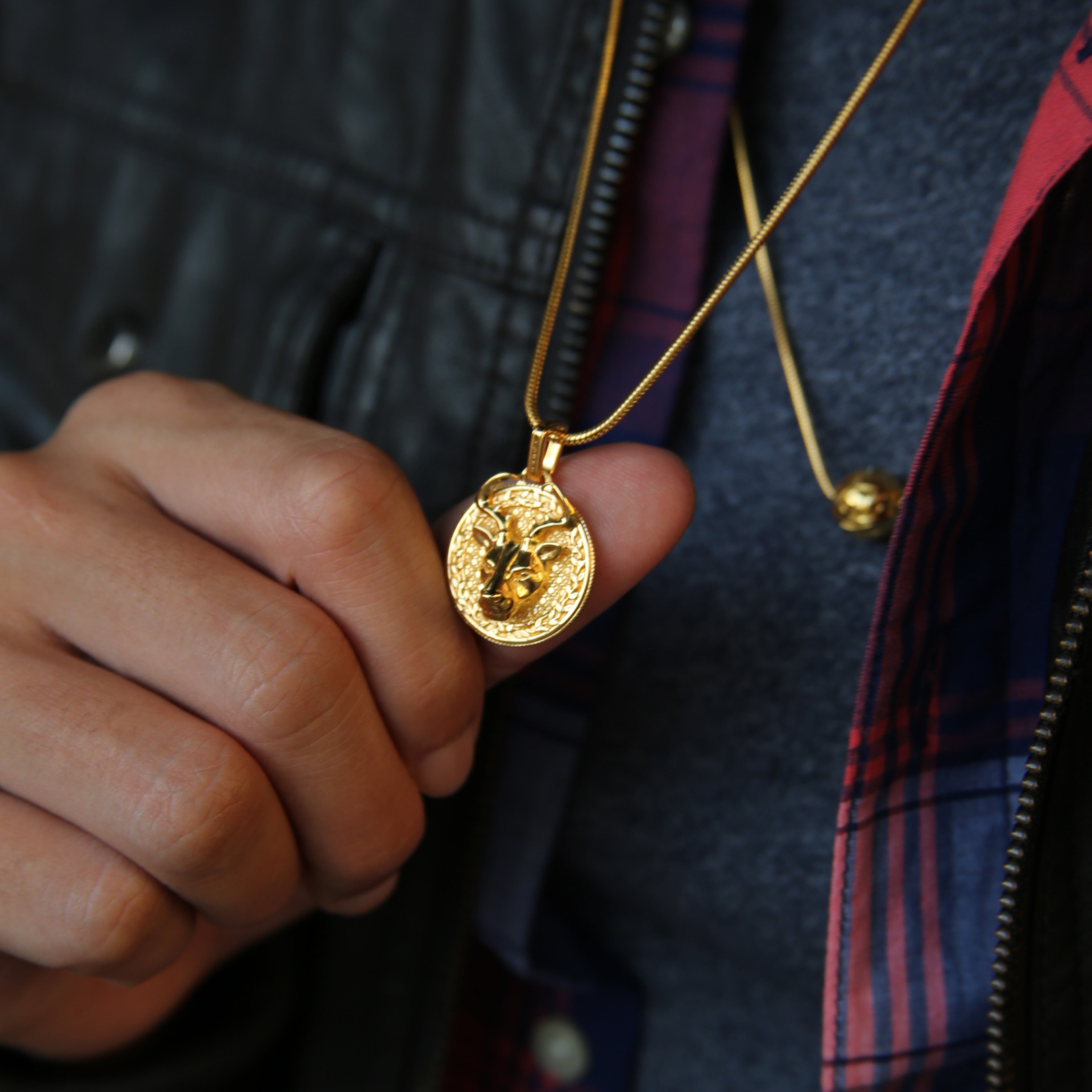 The gold deer pendant necklace for men is a unique existing. The idea of the creation originated from Milwaukee, Wisconsin. A masculine figure in the wild forest takes a confident man to master this gold deer pendant. A men's gold pendant is more than a piece of jewelry but a statement of what you have achieved.