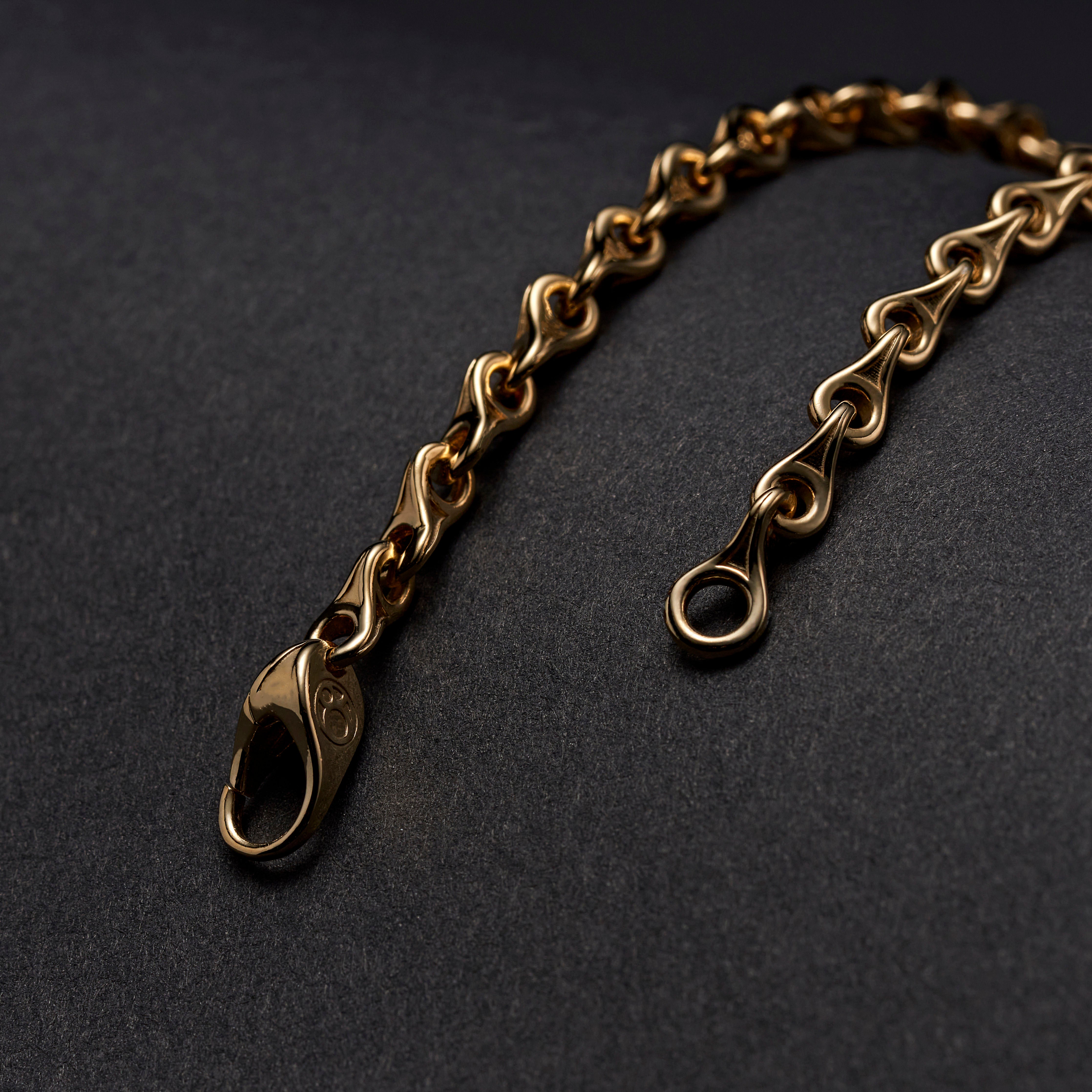 gold chain bracelet for men, teardrop bracelet, azuro republic unique teardrop bracelet. Azuro republic crafts the finest teardrop gold bracelets for men.