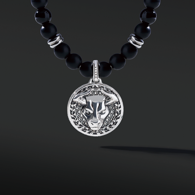 Obsidian men's pendant necklace is one of the popular men's beaded necklaces. Black Obsidian pendant necklace goes with every style, and the men's pendant brings in a solid statement. Silver pendant necklaces for men with oxidization show dominant masculinity. 