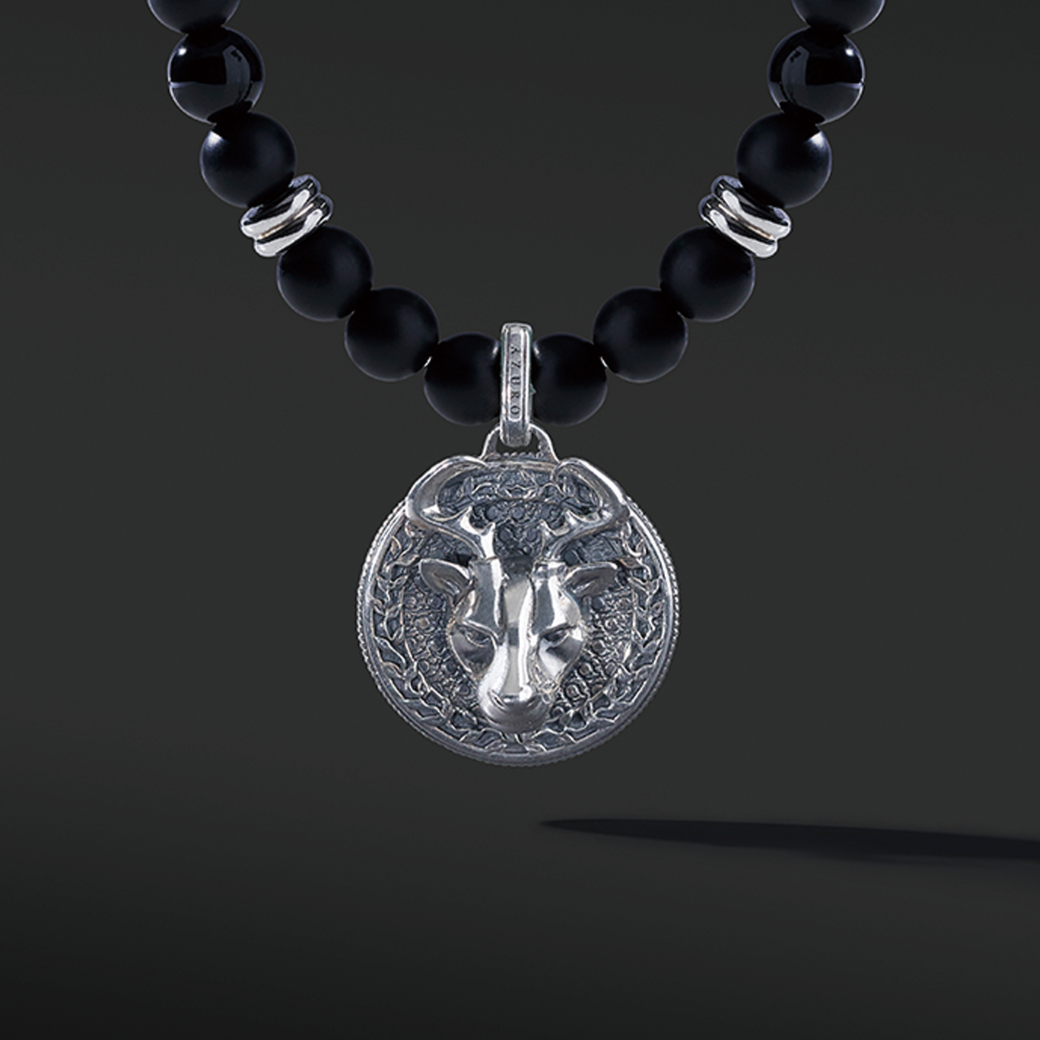 Obsidian men's pendant necklace is one of the popular men's beaded necklaces. Black Obsidian pendant necklace goes with every style, and the men's pendant brings in a solid statement. Silver pendant necklaces for men with oxidization show dominant masculinity. 